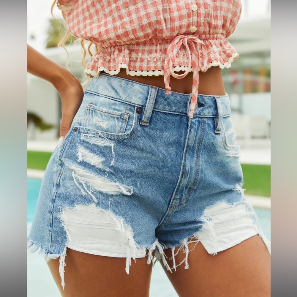 American Eagle Women’s 6 Denim Distressed High Rise Mom Shorts Ultra High